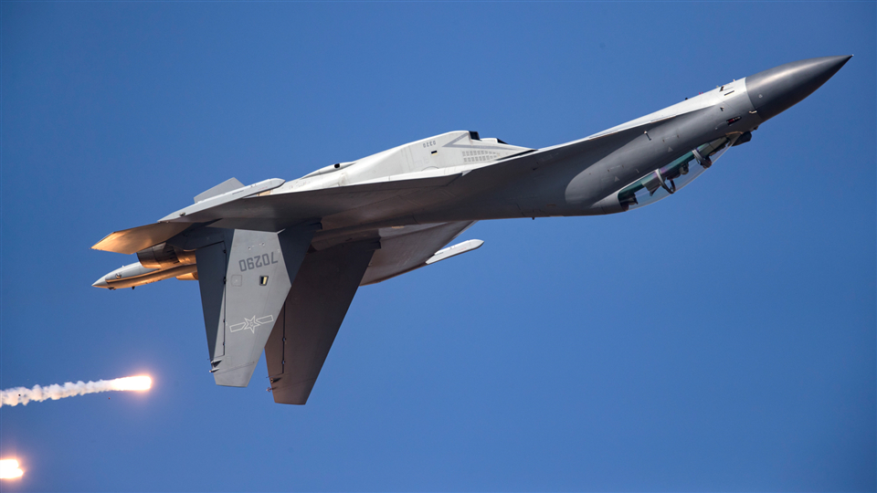 Chinese J-16 fighter jets wow public in NE China during air show