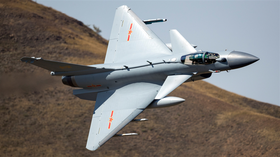 J-10 fighter jet blazes through valley