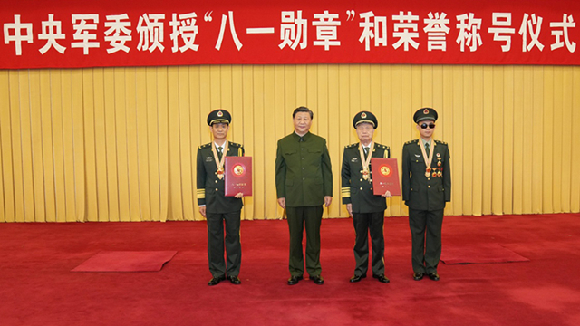 Xi presents August 1 Medal to outstanding military personnel