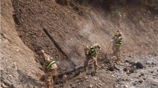 Armed forces combat forest fire in China's Sichuan