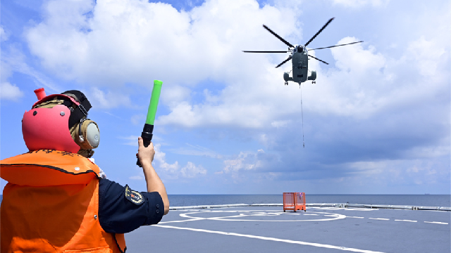 Helicopter delivers materials onto ship