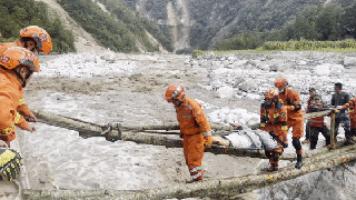 PAP troops build simple bridge to transfer villagers in earthquake-stricken Sichuan