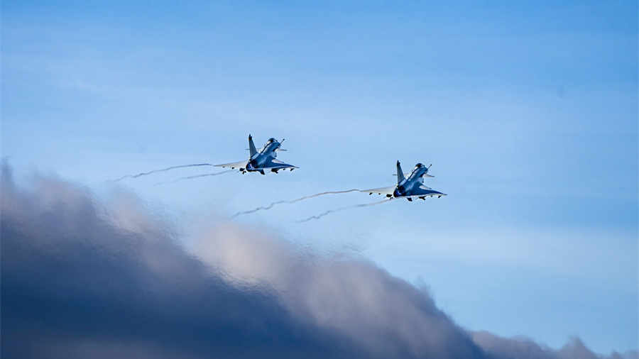 Fighter jets in flight training